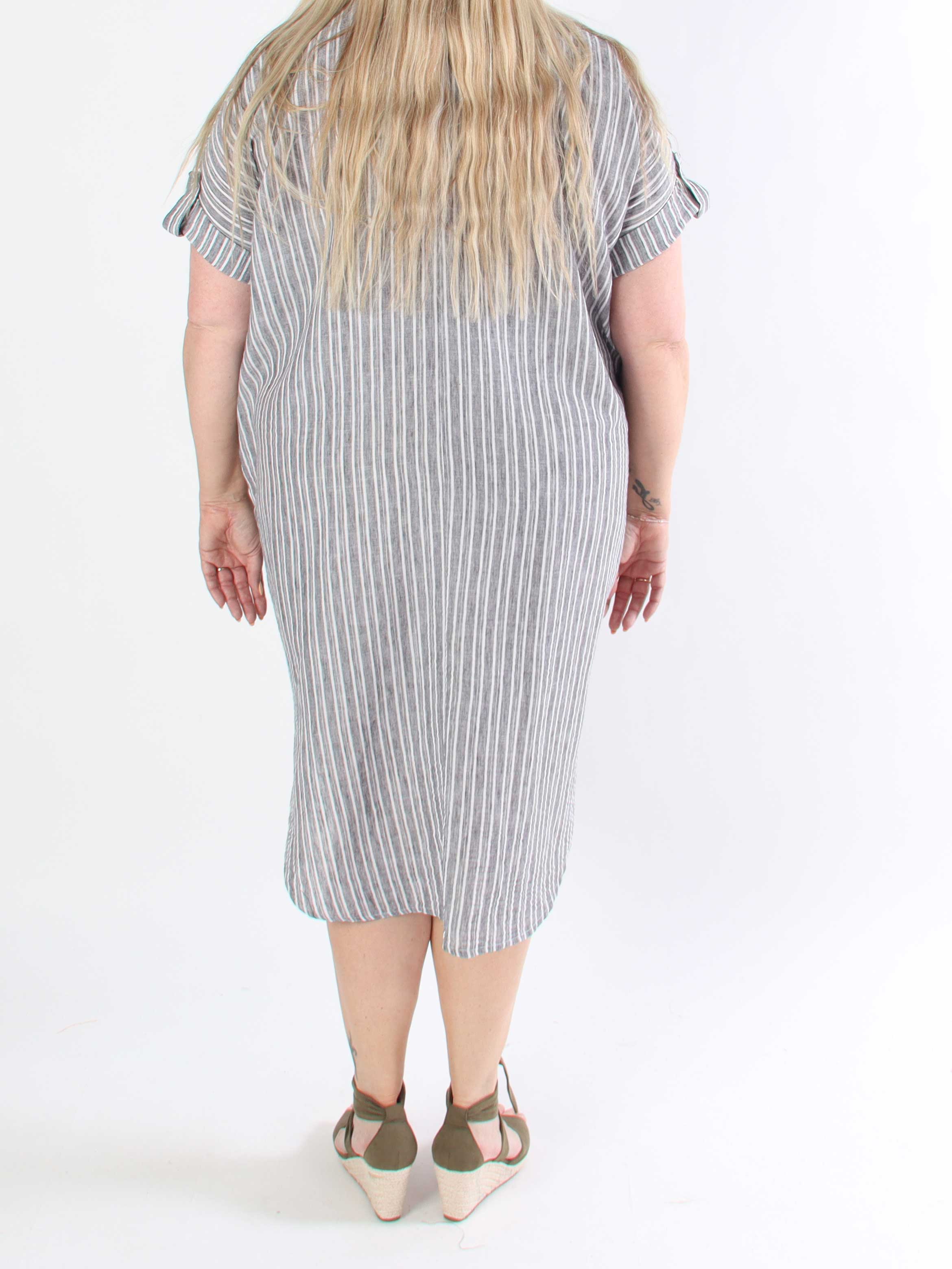 Evelyn - Randig plus size tunikaklänning med skjortkrage